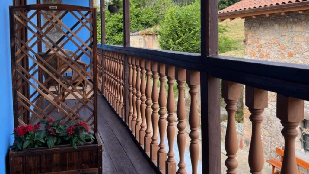 Balcón de casa rural tradicional en Asturias con vistas al entorno natural