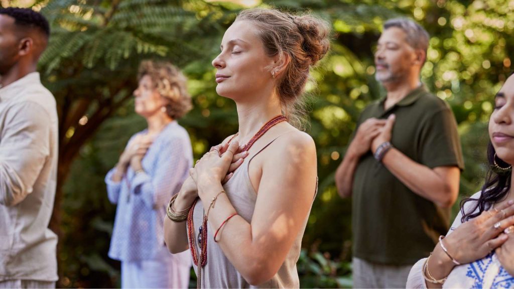 Guía espiritual en sesión de sanación emocional