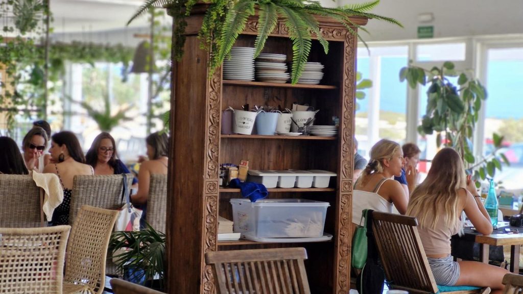 Ambiente interior de Banana Beach Club con clientes disfrutando de un restaurante relajado y luminoso en Corralejo