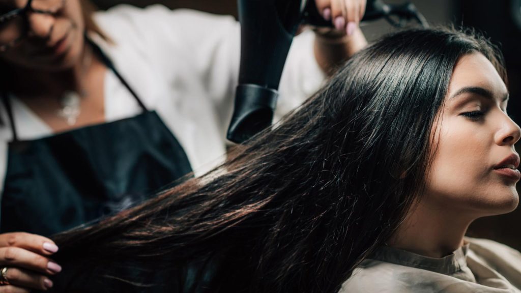 Peluquería profesional en centro de belleza en Valencia con tratamiento capilar personalizado