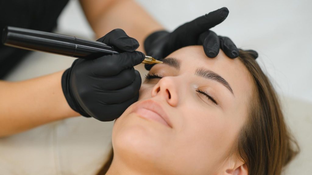 Tratamiento de medicina estética facial realizado por profesional médico para mejorar la mirada con resultados naturales