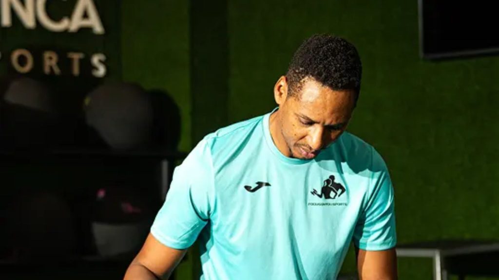 Entrenador personal guiando sesión de entrenamiento individual en España.