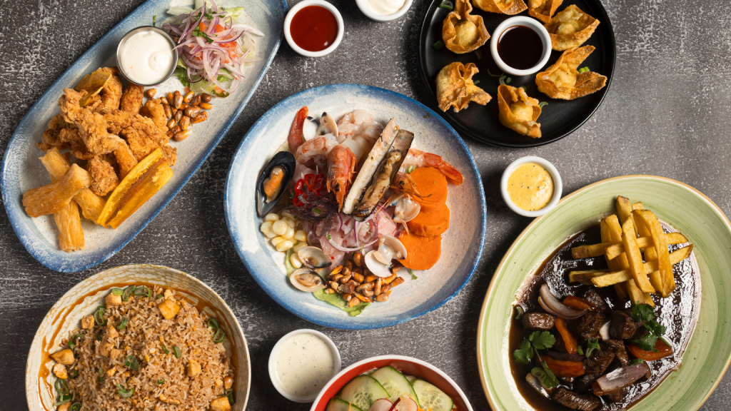 Comida peruana en restaurante