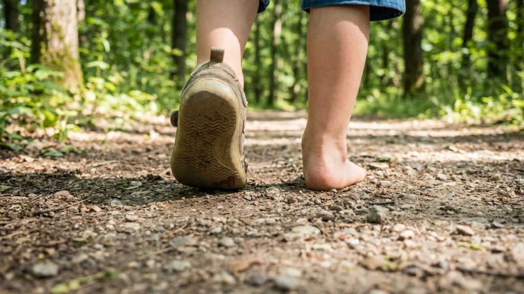 ¿Calzado barefoot o tradicional: cuál es el mejor para tu hijo?