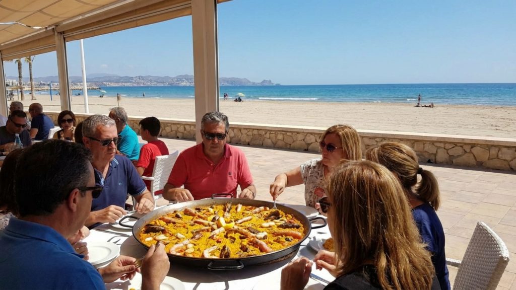 ¿Buscas la mejor paella frente al mar en Arenales del Sol?