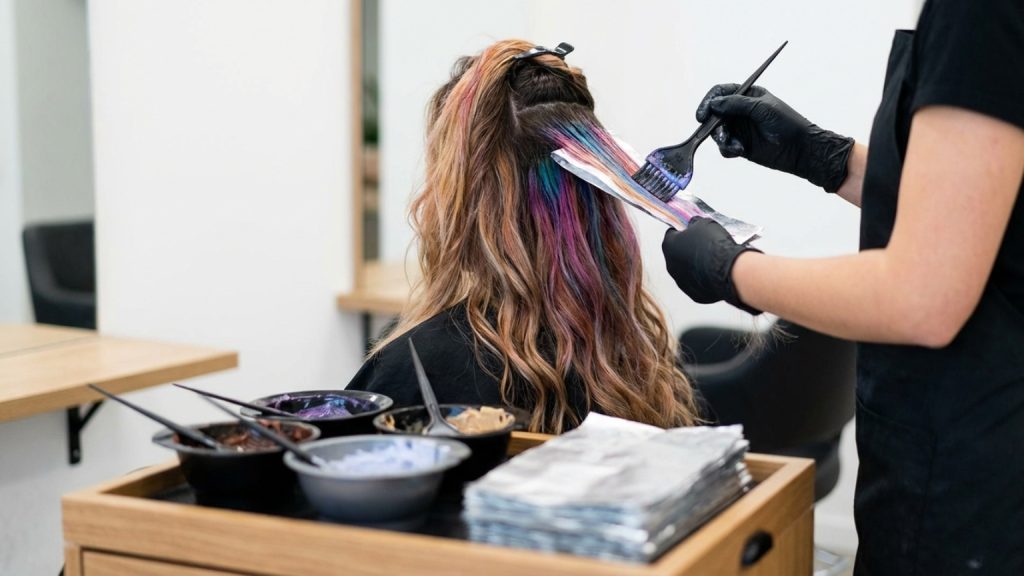 ¿Cómo lograr un cambio de look espectacular con peluquería color?