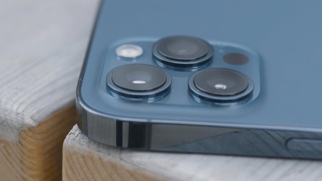 Detalle de smartphone moderno con sistema de cámaras, dispositivo habitual en una tienda de electrónica profesional