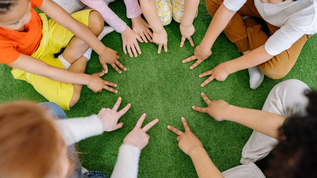 actividades para niños en la naturaleza jugando en grupo al aire libre