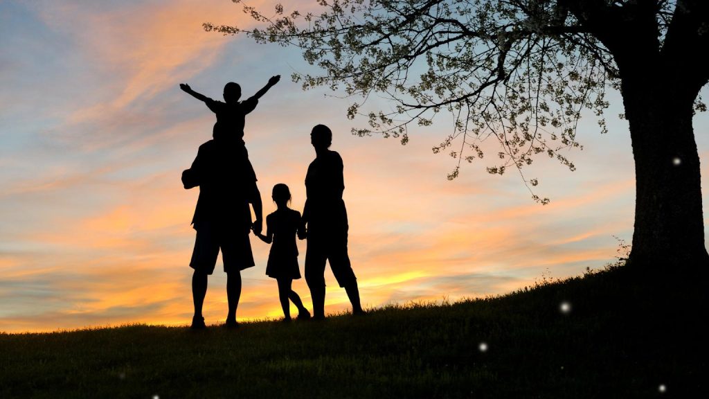 turismo sostenible en familia disfrutando de la naturaleza al atardecer