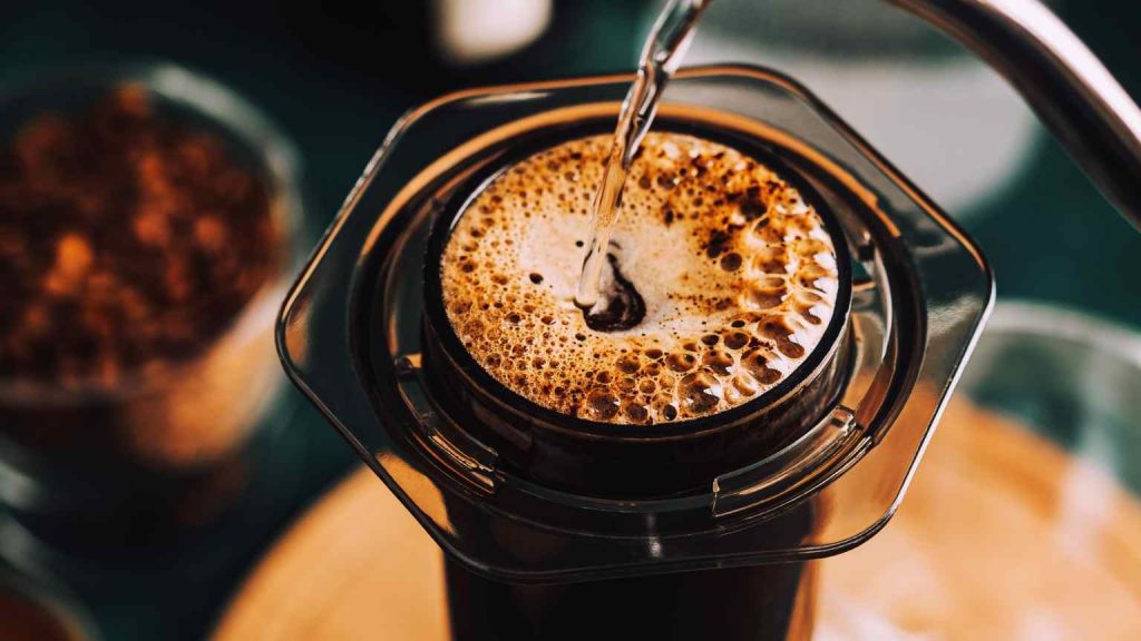 ¿Cómo fusionar la tranquilidad del café con la energía del pub en un solo espacio?