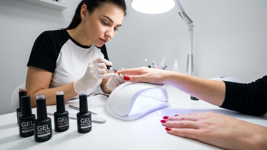 ¿Qué es el esmaltado semipermanente y cómo funciona en tus uñas?