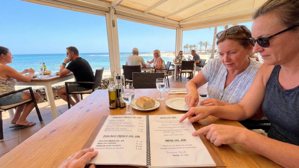 ¿Qué buscar en un menú de restaurante en Corralejo para disfrutar tu comida?