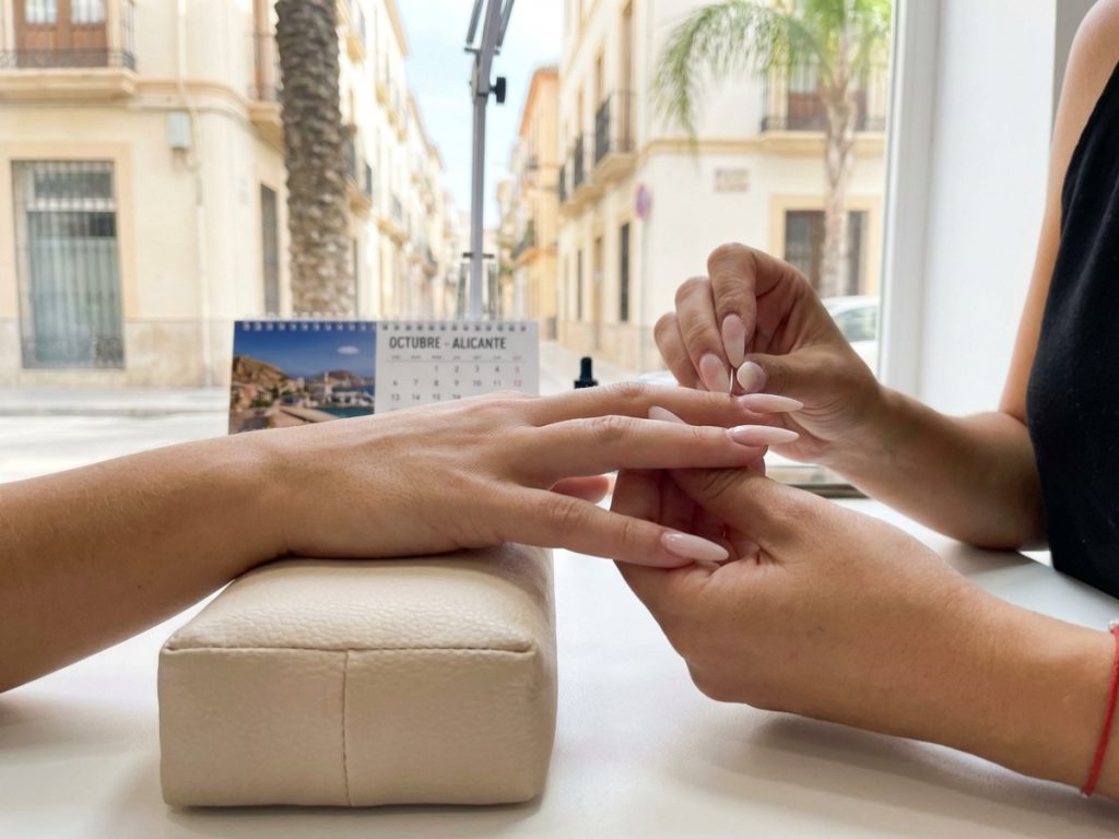 Uñas Esculpidas en Alicante: Diseños Únicos para Ti