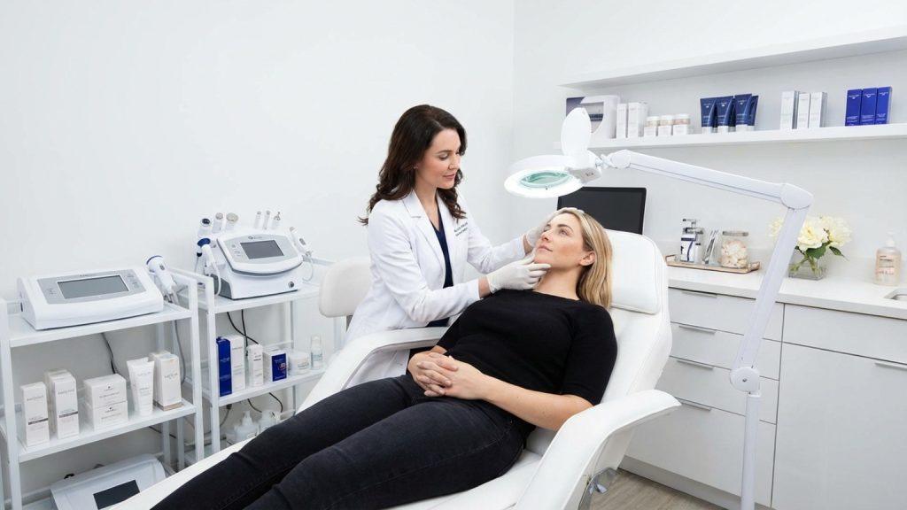 ¿Qué es un dermatólogo estético y cómo puede ayudarle con su piel?