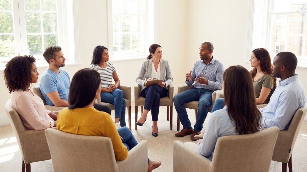 ¿Qué es la terapia en grupos pequeños y cómo puede ayudarte?
