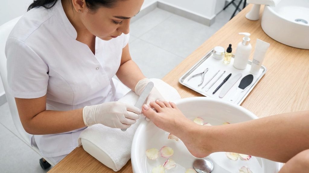 ¿Qué es la pedicura estética y cómo puede ayudar a tus pies?