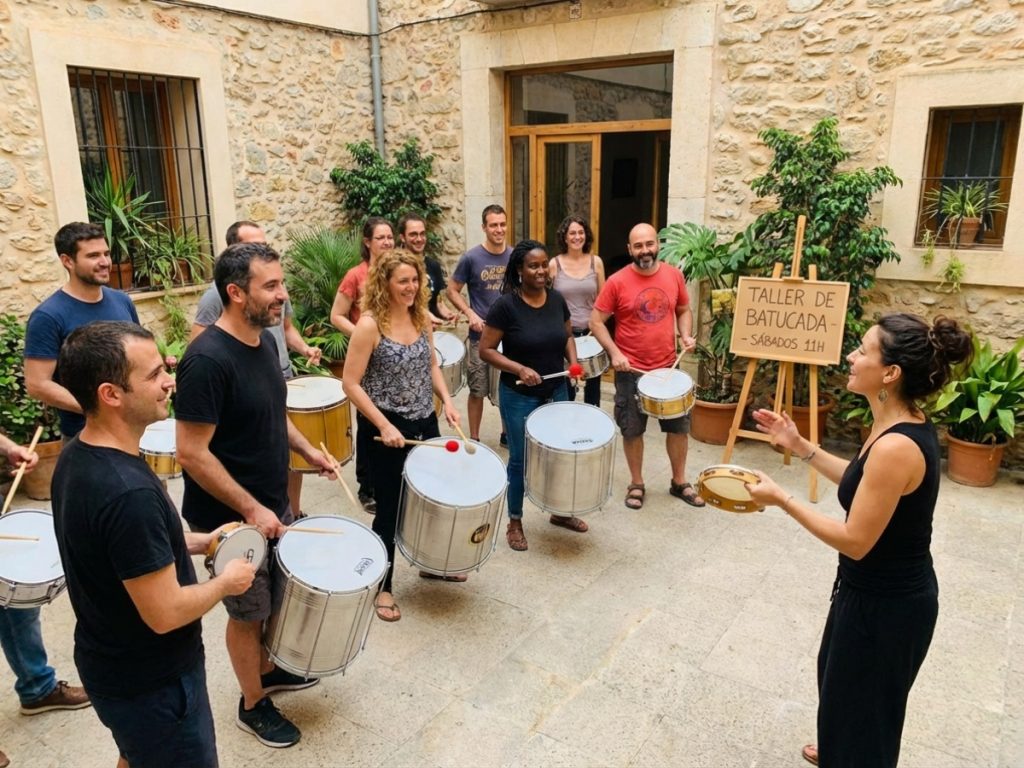 Descubre nuestro taller de batucada: ritmo y pasión