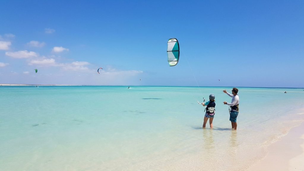 What makes a beach ideal for learning kitesurfing?