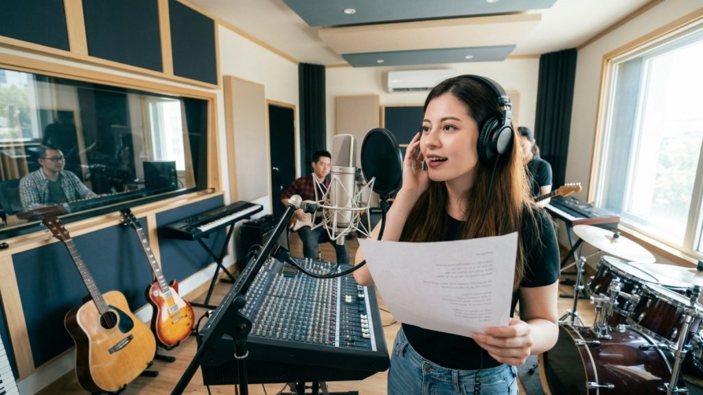 ¿Qué significa ser una cantante mujer en la industria musical actual?