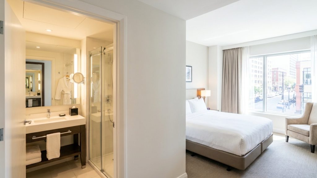 ¿Qué son las habitaciones con baño y por qué son tan buscadas?