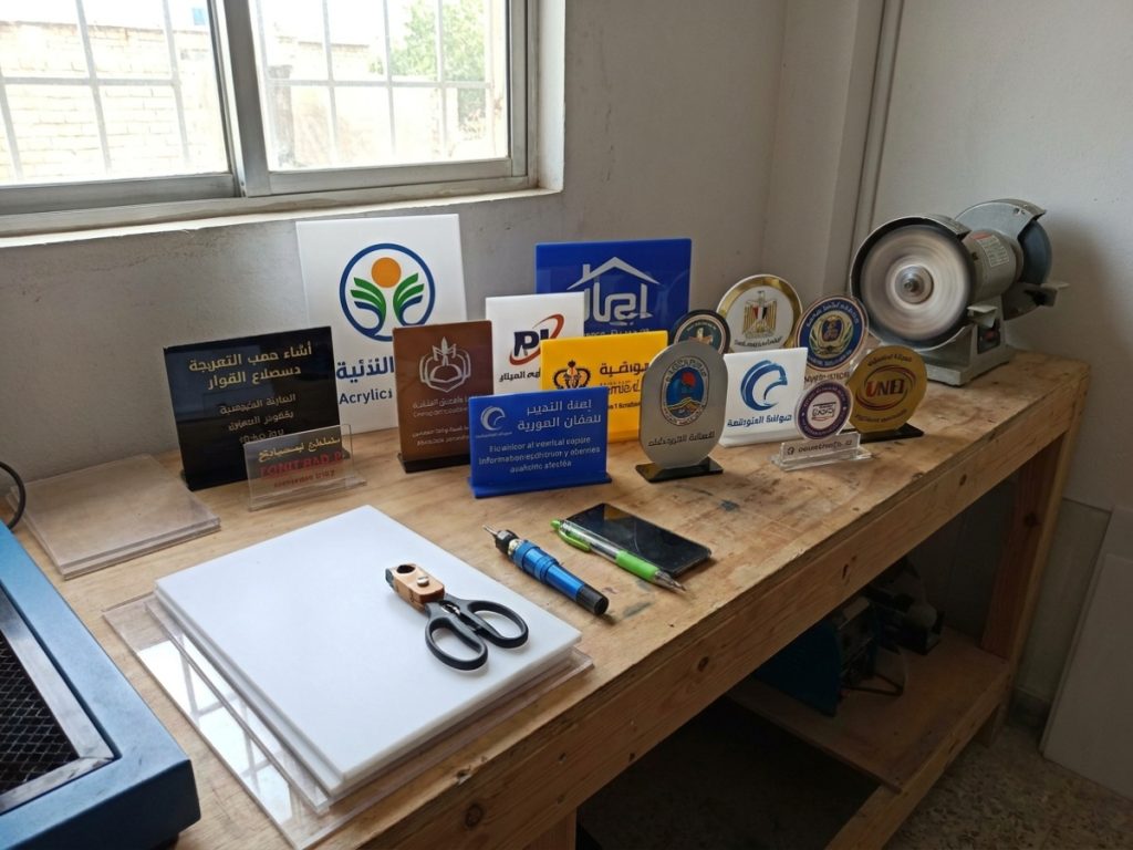Diseña tus placas personalizadas en acrílico