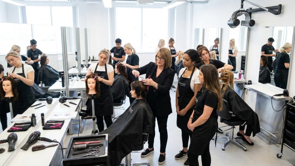 ¿Es un curso de peluquería la formación ideal para tu futuro profesional?