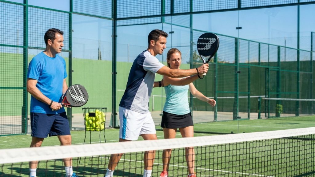 ¿Por qué son importantes las clases de pádel en Yecla para el progreso del jugador?