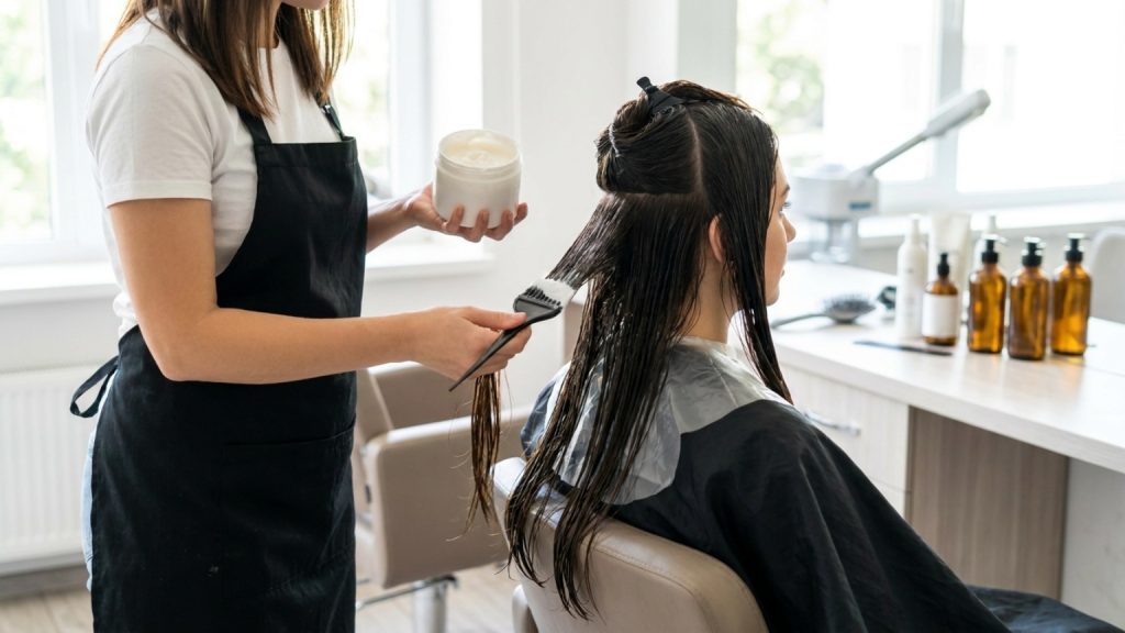 ¿Qué son los tratamientos capilares hidratantes y cómo benefician al cabello?