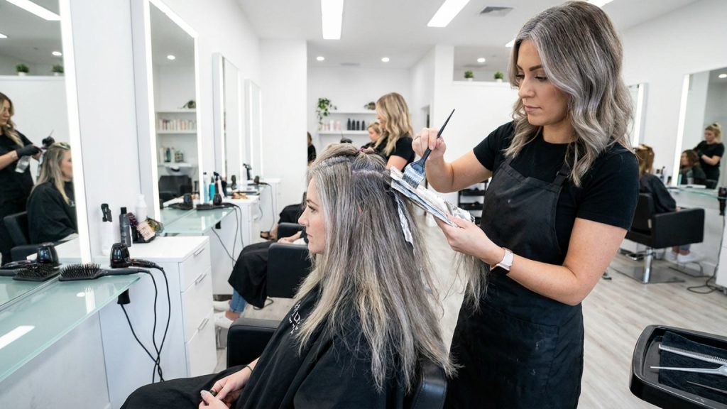 ¿Qué es el grey blending y cómo se aplica en un salón de belleza?