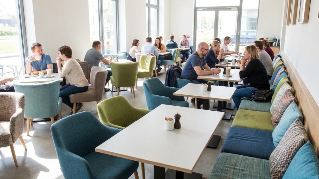 ¿Qué es la tapicería para cafeterías y por qué es tan importante?