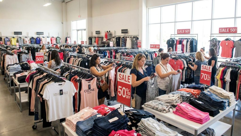 ¿Qué es un outlet de ropa de mujer y cómo funciona?