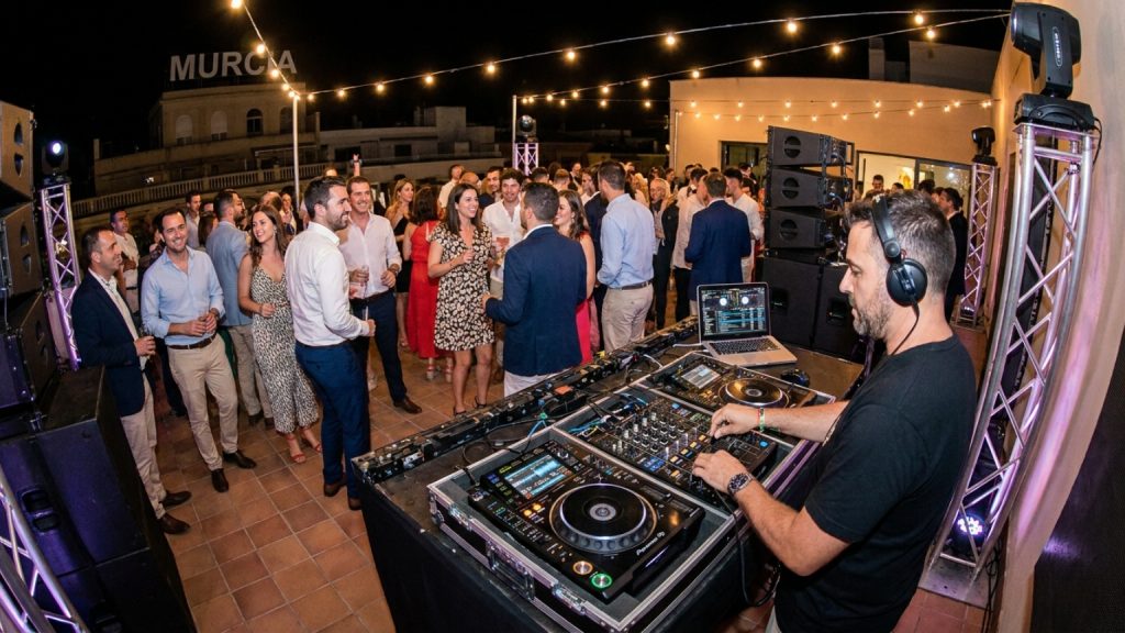 ¿Qué implica la contratación de un DJ para fiestas en Murcia?