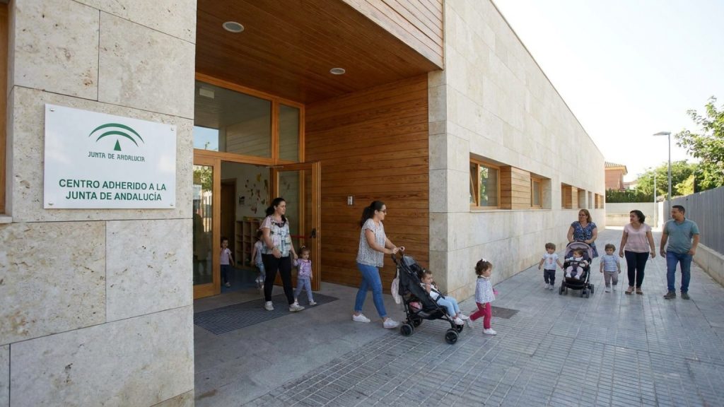¿Qué implica la adhesión de una escuela infantil a la Junta de Andalucía?