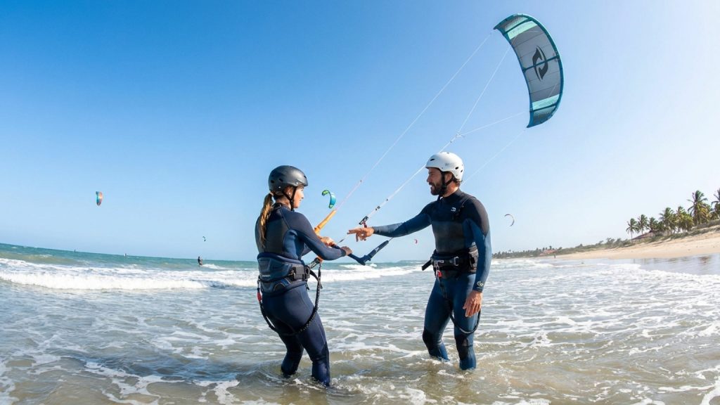 What are the advantages of private kitesurf lessons?