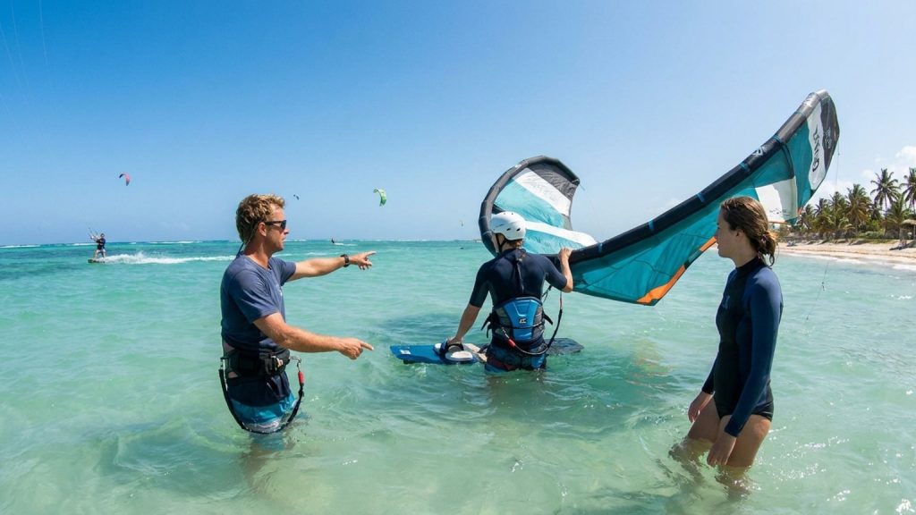 What do intermediate kitesurf classes involve?