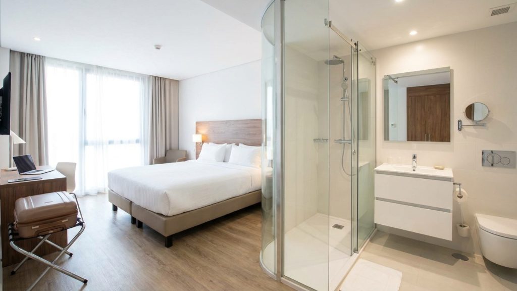 ¿Qué son las habitaciones con baño y por qué son una elección popular?